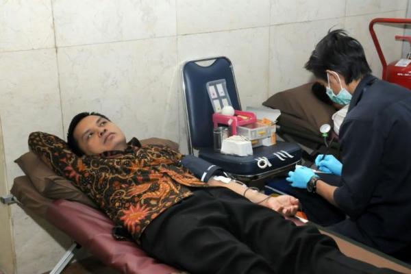 Setiap tanggal 14 Juni, masyarakat dunia memperingati Hari Donor Darah Sedunia atau World Blood Donor Day.