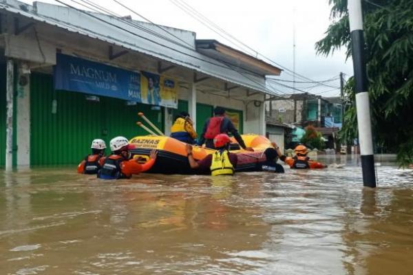 Di Jakarta Selatan dan Timur, terutama di bantaran Sungai Ciliwung, ketinggian banjir mencapai 3,5 meter