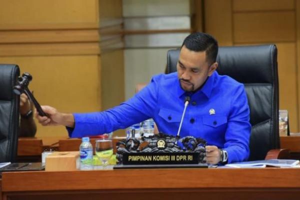 Wakil Ketua Komisi III DPR RI Ahmad Sahroni meminta Polda Jawa Timur menindak tegas oknum polisi terlibat narkoba.