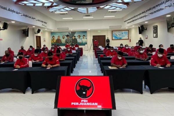 PDIP resmi mengeluarkan surat pemecatan terhadap Jokowi, Gibran Rakabuming Raka, dan Bobby Nasution. Selain ketiga kader tersebut, ada 27 kader PDIP yang dipecat.