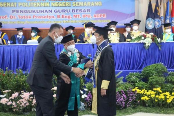 Kementerian Pendidikan, Kebudayaan, Riset, dan Teknologi (Kemdikbudristek) mengukuhkan Direktur Politeknik Negeri Semarang (Polines), Totok Prasetyo sebagai guru besar bidang Ilmu Thermodinamika, pada jurusan Teknik Mesin.