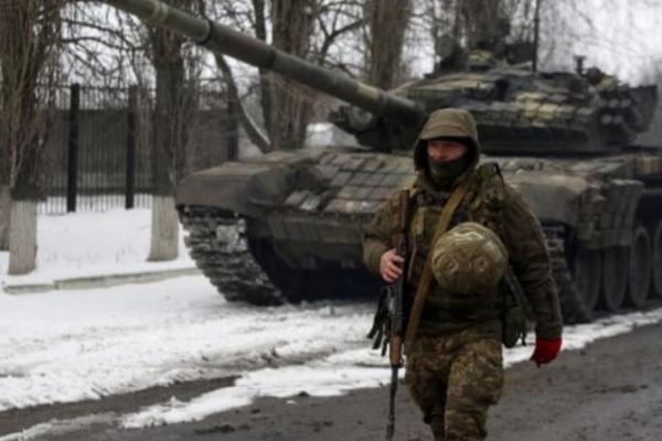 Militer Ukraina saat ini dilaporkan mulai kehabisan pasokan ranjau darat buatan pabrik dan semakin sering menggunakan perangkat peledak rakitan.