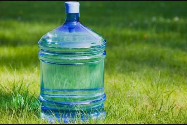 Kekhawatiran tentang migrasi Bisphenol A (BPA) dari galon plastik ke dalam air minum sering kali dikaitkan dengan usia galon tersebut