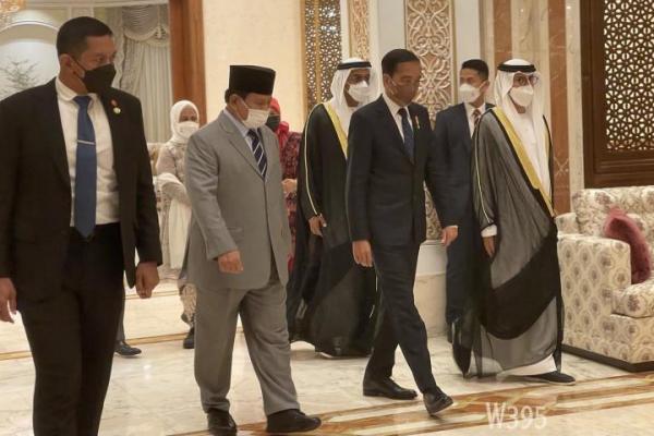 Menhan RI Prabowo Subianto menyambut kedatangan Presiden RI Jokowi dan Ibu Iriana Joko Widodo yang tiba di Bandar Udara Internasional Abu Dhabi.