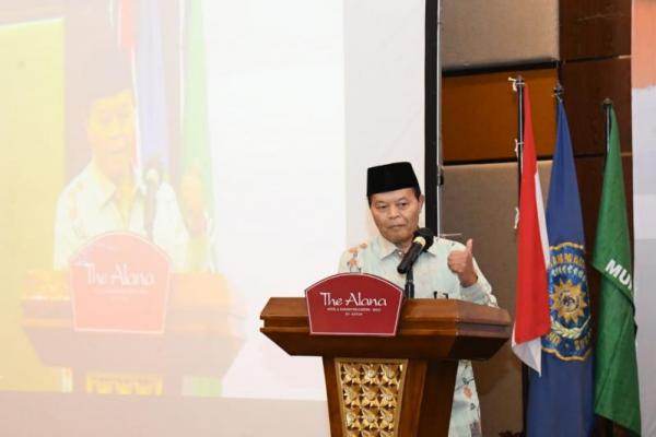 Penyikapan MK dan Pemerintah itu sesuai dengan Pancasila pasca Dekrit Presiden Soekarno pada 5 Juli 1959 yang menegaskan keyakinannya bahwa Piagam Jakarta menjiwai UUD 45 dan merupakan kesatuan tak terpisahkan dari Konstitusi.