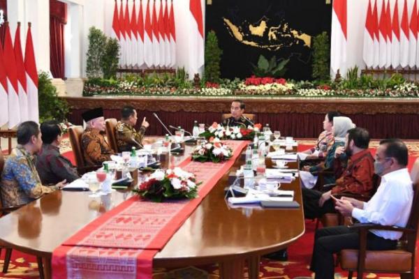 Di sektor fiskal, tantangan yang harus dihadapi adalah normalisasi defisit anggaran, menjaga proporsi utang luar negeri terhadap Produk Domestik Bruto, dan keberlanjutan pembiayaan infrastruktur.