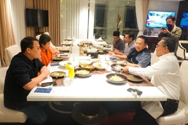 Pertemuan informal dengan suasana santai sambil makan malam ini rutin kita selenggarakan secara berkala.