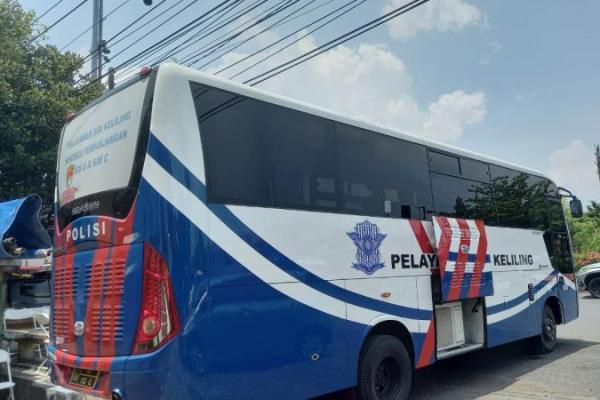 Direktorat Lalu Lintas (Ditlantas) Polda Metro Jaya kembali menghadirkan layanan perpanjangan Surat Izin Mengemudi (SIM) melalui mobil SIM Keliling.