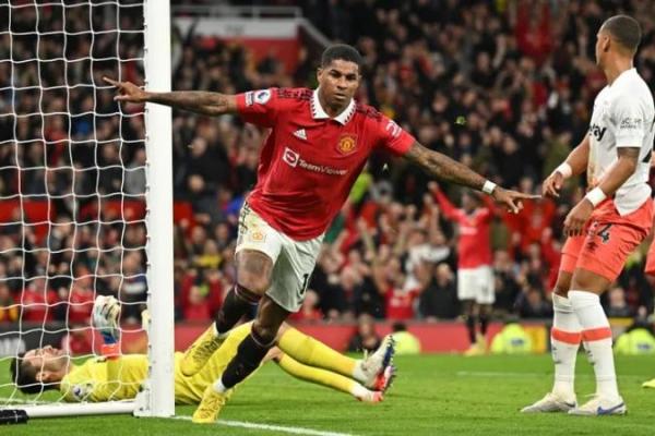 Dengan koleksi 49 poin, Setan Merah kini mempertipis selisih dengan penghuni urutan kedua Manchester City menjadi hanya tiga poin