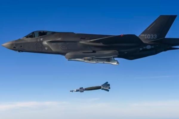 Departemen Pertahanan Amerika Serikat (Pentagon) melancarkan penyelidikan, usai komponen dari jet tempur milik AS, F-35, dilaporkan mendarat di China