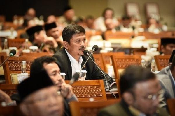 Bukan saja terganggunya ekosistem laut, spesies laut, rusaknya lingkungan, biota laut, dan mangrove, juga akan terdampak.&nbsp;Tentu kita tahu bahwa selama ini pemerintah juga sangat lemah dalam pengawasan dan penegakan hukum terhadap eksploitasi sumber daya kelautan.