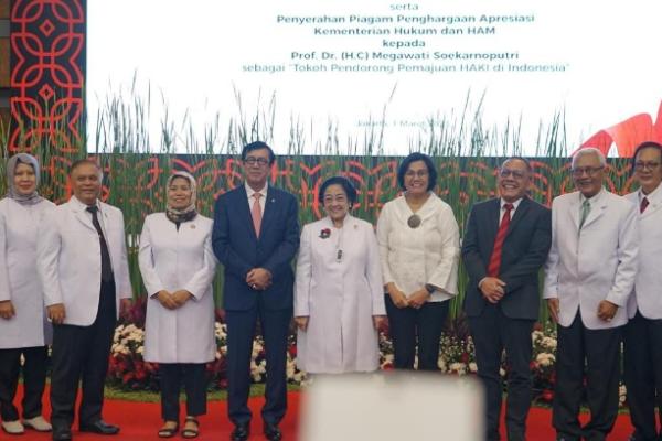 Megawati Raih&nbsp;Raih Penghargaan Tokoh Pemajuan