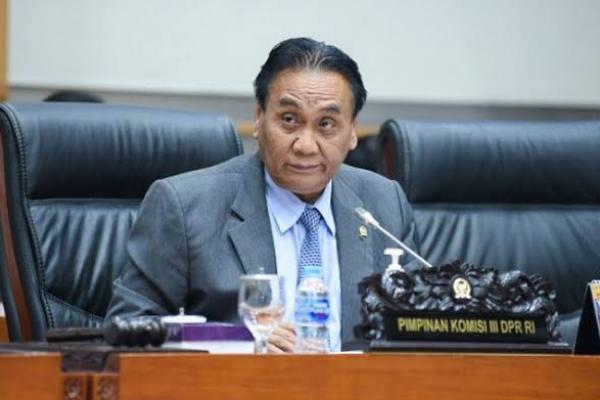 Kalau perangnya agak lama dikit, harga minyak bisa naik, dan kalau harga minyak naik, itu pasti berdampak pada nilai tukar.
