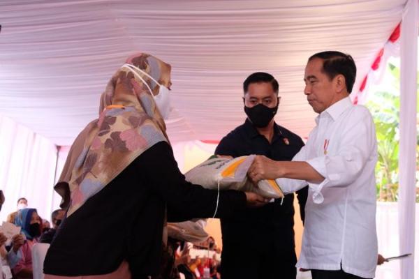 Bantuan pangan beras yang diambil dari Cadangan Beras Pemerintah (CBP) ini untuk menjaga daya beli masyarakat dan mengendalikan inflasi.