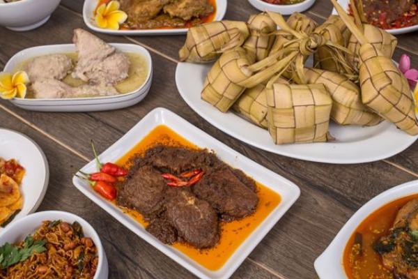Perayaan Idulfitri selalu identik dengan momen berkumpul, silaturahmi, dan sajian kuliner yang beragam di meja makan