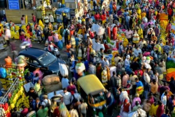 India mengungguli China karena pertumbuhan pesat populasinya sendiri dan penurunan populasi China setelah mencapai 1,426 miliar tahun lalu.