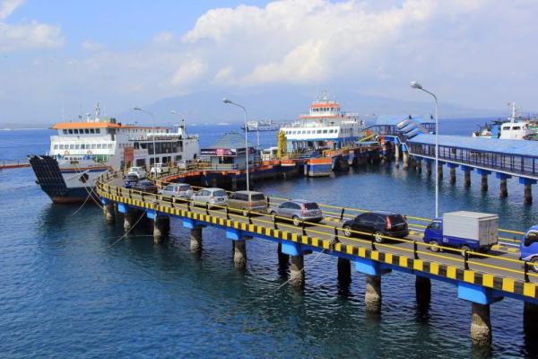 Ratusan truk yang akan menyeberang ke Pelabuhan Gilimanuk melalui Pelabuhan Ketapang tertahan antre hingga 12 jam.