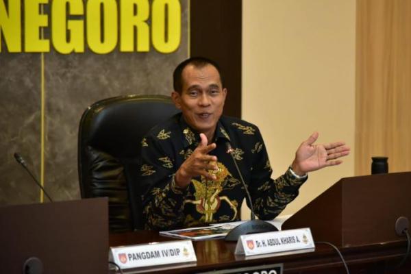 Kalau empat hari saja tidak ada beras, negara pasti ribut. Ketahanan pangan jebol berarti ketahanan negara juga jebol.