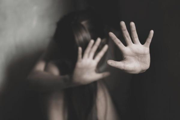 Seorang pria berinisial DR diduga mencabuli perempuan bawah umur di kawasan Jakarta Barat, usai mencekoki anak itu dengan minuman beralkohol