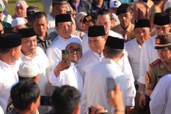 Presiden Prabowo Subianto menunaikan ibadah salat Idul Fitri 1447 Hijriah bersama warga di Masjid Darussalam, Kabupaten Aceh Tamiang, Aceh, Sabtu, (21/3).