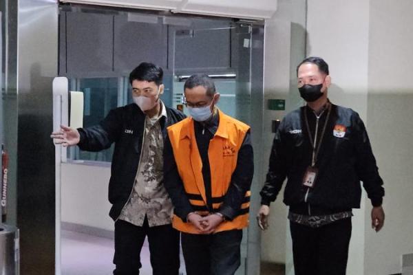 Penerimaan gratifikaai tersebut&nbsp;terkait dengan pengurusan barang ekspor impor pada kantor pelayanan bea dan cukai Makassar.&nbsp;