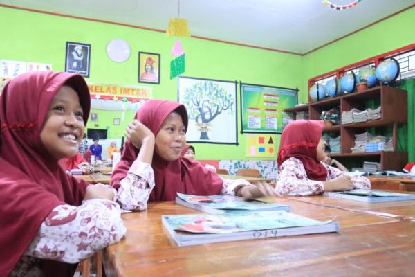 10 ayah beruntung yang mengambil rapor anak ke sekolah berkesempatan mendapatkan hadiah dari Kemendukbangga/BKKBN.