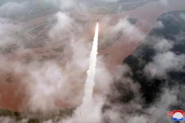 &nbsp;Pyongyang mengancam pembalasan nuklir atas penyebaran militer AS yang meningkat di semenanjung.