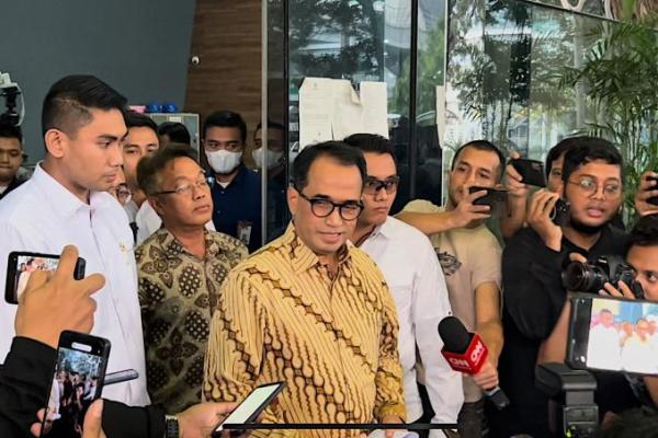 i Karya Sumadi mangkir atau tidak memenuhi panggilan untuk hadir dalam sidang banding kasus suap proyek