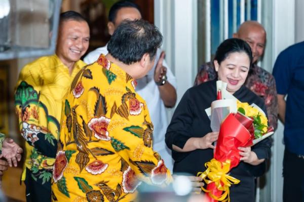 Kebersamaan Partai Golkar dan PDIP, Insya Allah dimulai dari hari ini sudah mulai terjalin kebersamaan ditandai dengan bunga kuning dan merah jadi tanda cinta. Artinya tanda bahwa kita merasa hati yang sama.