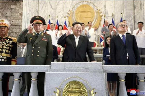 Pemimpin Korea Utara, Kim Jong Un telah memamerkan rudal berkemampuan nuklir dan drone serangan baru dalam parade militer besar-besaran di ibu kota Pyongyang.