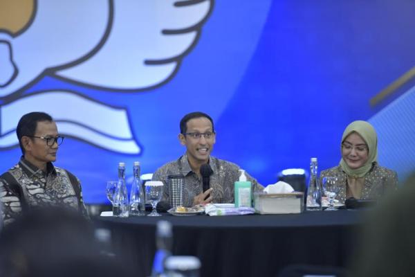 Mendikbudristek&nbsp;membantah klaim yang menyebut Kurikulum Merdeka hanya menguntungkan siswa yang pintar secara akademik