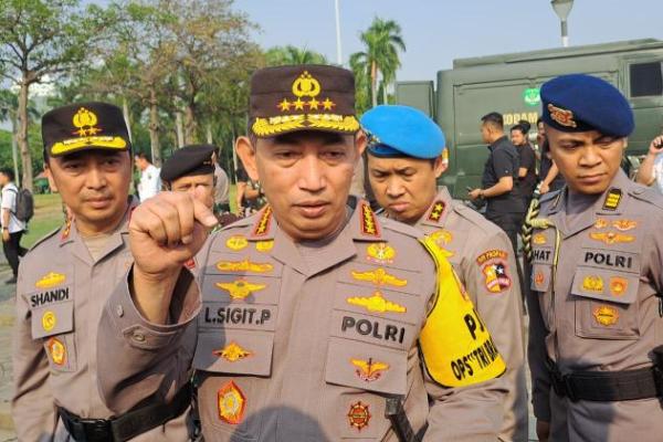Sopir bus di terminal Pulo Gebang, Jakarta Timur menjalani cek kesehatan hingga tes urine. Hal itu dalam rangka menjaga keselamatan dan keamanan mudik Lebaran 2025.