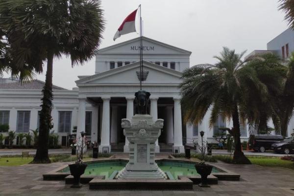 Jauh sebelum dipenuhi gedung pencakar langit, Jakarta merupakan bandar perdagangan internasional yang strategis.