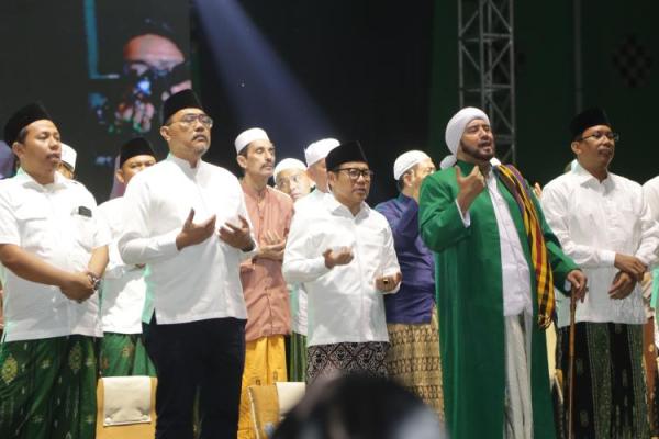 Cak Imin hadir dalam Pabean Bersholawat Bareng Habib Syech dan puluhan ribu jamaah.