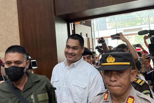 Menpora Ario Bimo Nandito Ariotedjo atau Dito Ariotedjo secara resmi didepak dari Istana. Dito menyampaikan terimakasih setelah dipecat sebagai Menpora dari dari jajaran Kabinet Merah Putih (KMP). Lantas bagaimana dugaan keterlibatan Dito dikasus BTS?