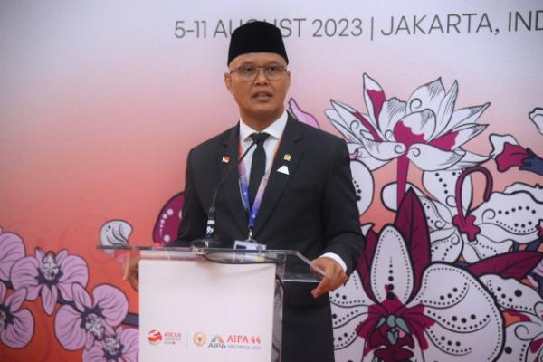 Saya meminta pemerintah menegaskan secara terbuka bahwa kebijakan calling visa ini tidak mengubah posisi Indonesia dalam mendukung Palestina.