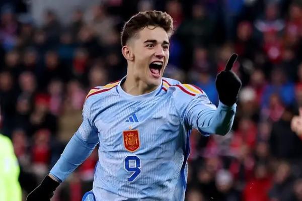 Pemain tengah Barcelona, Gavi, dengan tegas menanggapi spekulasi mengenai kemungkinan kepindahannya ke Paris Saint-Germain (PSG) musim panas ini.