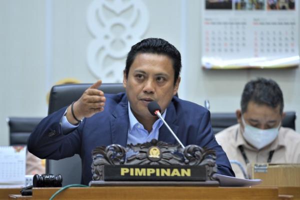 Komisi V DPR menekankan keamanan masyarakat, termasuk jalur pelayaran, harus menjadi perhatian utama.