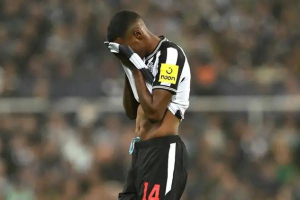 Pemain Arsenal era 1990-1994, Anders Limpar, menyarankan mantan klubnya untuk mengurungkan rencana mendatangkan Alexander Isak dari Newcastle.