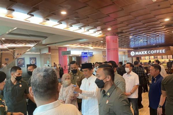 Presiden Jokowi Jenguk Doni Monardo di Siloam Semanggi