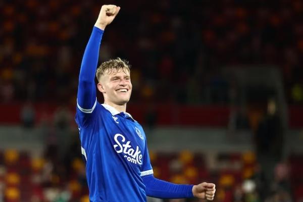 Manchester United dikabarkan berpotensi bergerak cepat untuk merekrut bek Everton, Jarrad Branthwaite, pada bursa transfer musim dingin mendatang