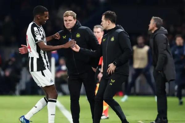 Eddie Howe memberikan sinyal&nbsp;tak menutup kemungkinan bakal&nbsp;menyanggupi tawaran melatih tim nasional Inggris, usai The Three Lions ditinggalkan Gareth Southgate
