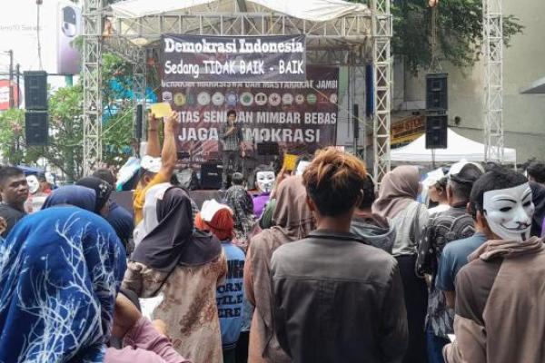 Kita selalu dipertontonkan drama drama kekuasaan yang memuakan, telanjang tanpa rasa malu memperlihatkan pertunjukannya yang semena mena. Peraturan dirubah seenaknya sendiri, konstitusi di rubah demi anak kandung sendiri, mahkamah konstitusi sebagai benteng terahir keadilan konstitusi nyata nyata melakukan pelanggaran etik yang berat, namun penguasa hari ini menganggapnya ini hal yang biasa, bahkan merasa ini sebuah kebenaran.