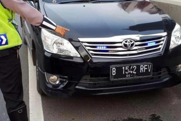 Kendaraan yang masih menggunakan pelat nomor khusus kode RF akan dikenakan sanksi pidana.