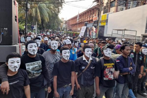 Yang lebih mengecewakan, proses menjadi cawapres melanggar kode etik Mahkamah Konstitusi. Prosesnya saja menabrak konstitusi, apa mungkin kita bisa mengharapkan dari sosok pemimpin seperti itu untuk memimpin negeri ini.