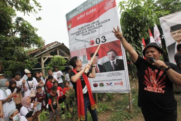 Mari datang ke TPS dan memilih Pak Ganjar dan Pak Mahfud. Ajak semua keluarga untuk berpartisipasi dalam pesta demokrasi Indonesia nanti.