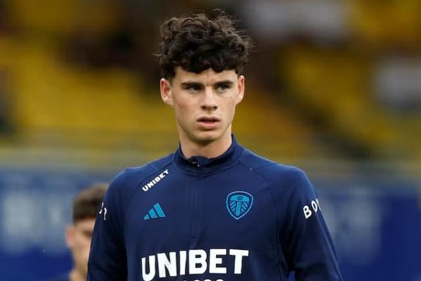 Teken Kontrak Baru, Gelandang Muda Leeds Acuhkan MU