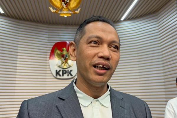 KPK turut menangkap enam orang dalam operasi senyap itu.