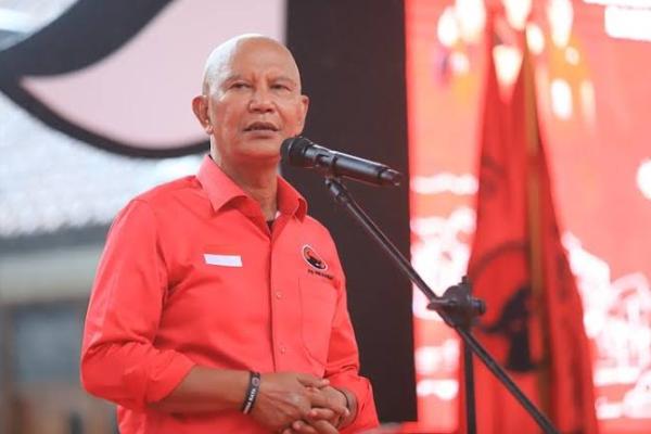 Kemudian biasalah dalam dinamika yang berlangsung, tapi yang penting pada ending-nya toh akhirnya Airin bersama wakil cawagubnya bersama kami (PDIP).