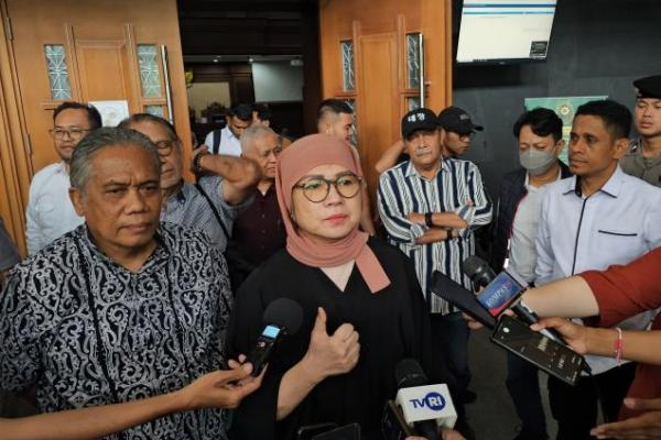 Hukuman untuk Karen pun diperberat dari 9 tahun menjadi pidana 13 tahun penjara.